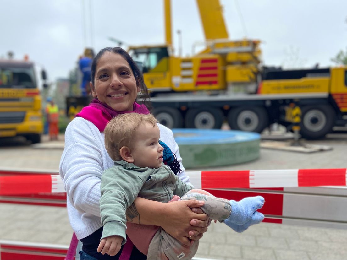 Anne-Mercedes Langhorst bij het net geplaatste monument dat dinsdag wordt onthuld