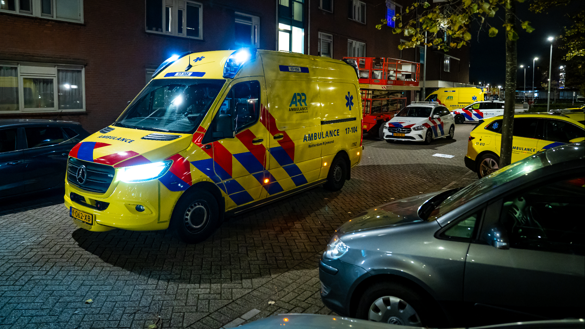 Veel hulpdiensten staan in de straat na de schietpartij