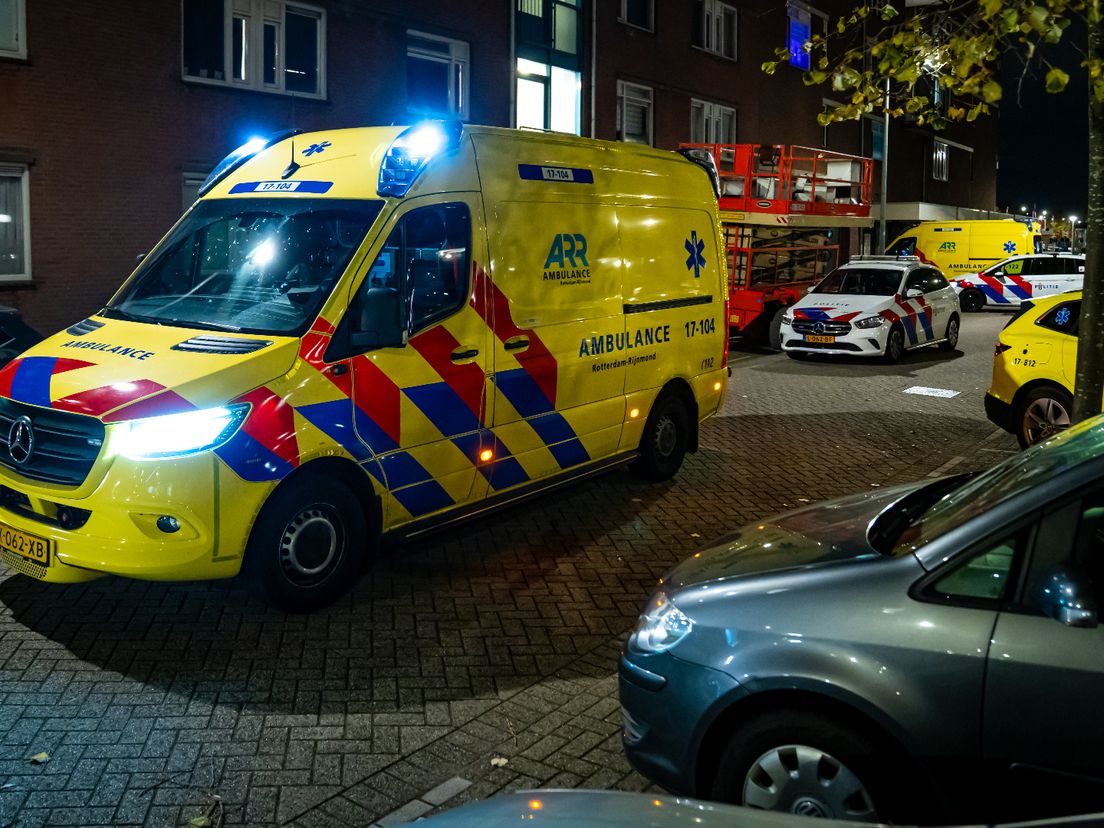 Veel hulpdiensten staan in de straat na de schietpartij