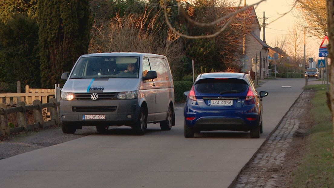 Automobilist moet uitwijken naar de berm.