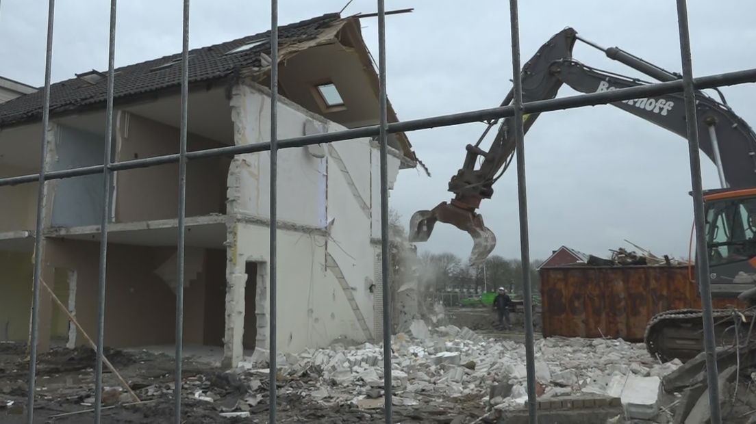 Een huis in Opwierde wordt gesloopt