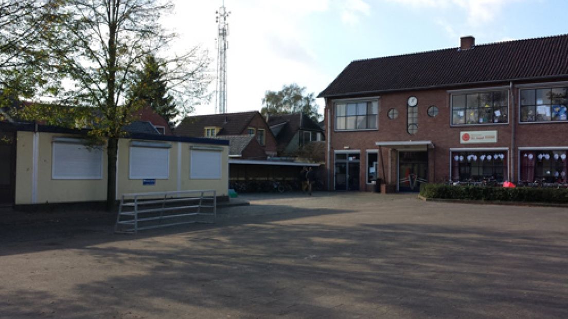 Een noodgebouw van de Sint Jozefschool in Winterswijk is per direct gesloten.