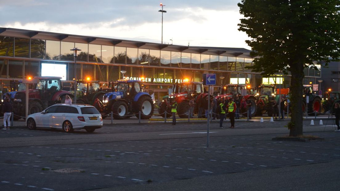Protesterende boeren boeren bij Groningen Airport Eelde