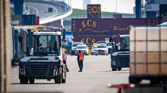 Dodelijk ongeluk op haventerrein, slachtoffer komt tussen twee containers. Dodelijk ongeluk op haventerrein, slachtoffer komt tussen twee containers.