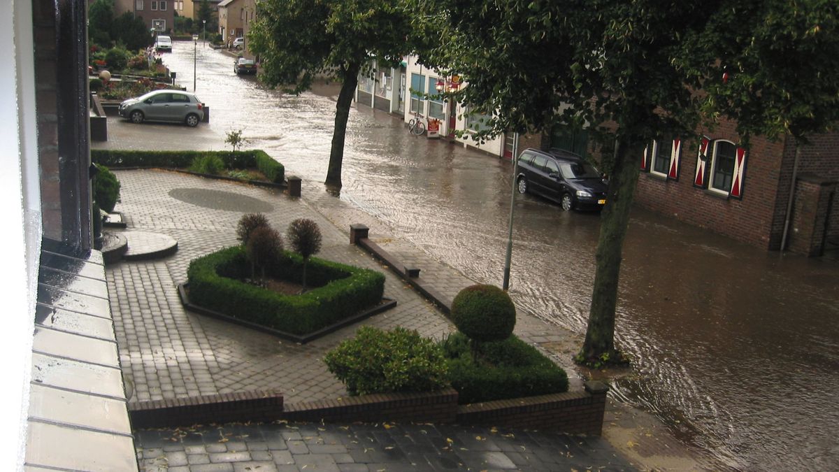 Wateroverlast in Guttecoven, Limbricht en Born