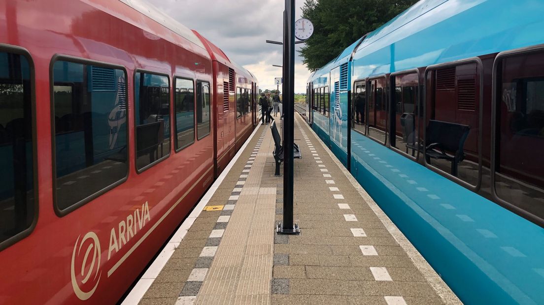 Twee Arriva-treinen, de één in een oud en de ander in een nieuw jasje