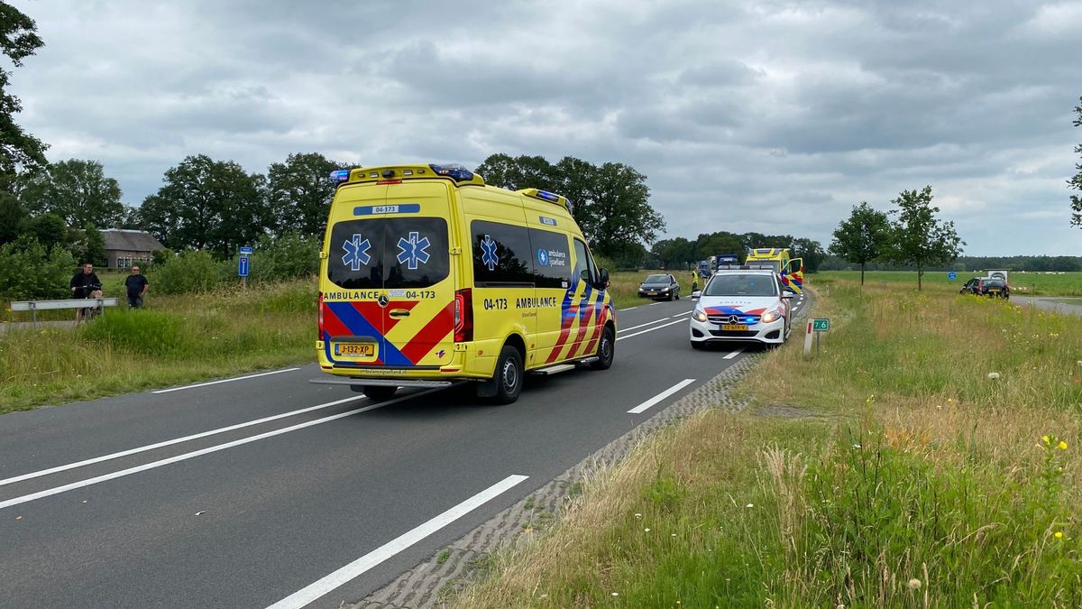 Fietser met spoed naar ziekenhuis na ernstig ongeval N348 bij Wesepe