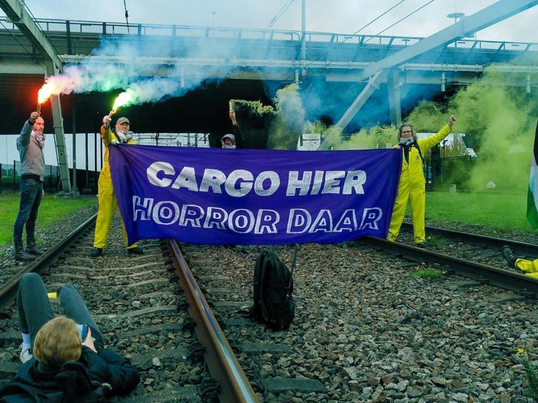 Actievoerders in de haven