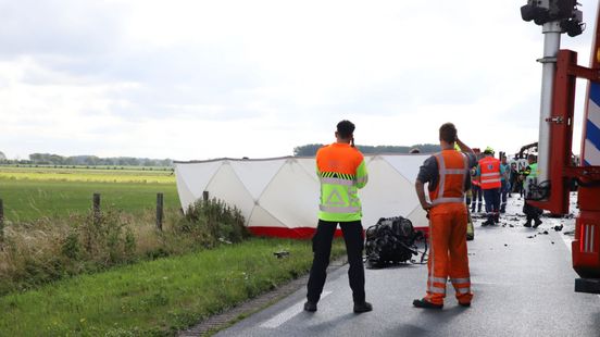 Persoon overleden bij frontale botsing bestelbus en vrachtwagen. Persoon overleden bij frontale botsing bestelbus en vrachtwagen.