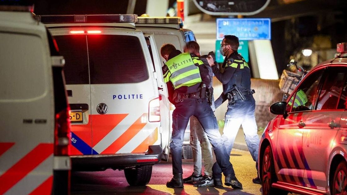 De politie houdt een verdachte aan bij de Gerrit Krolbrug