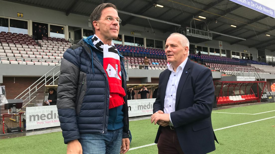 Gedeputeerde Henk Brink en premier Mark Rutte op het veld van FC Emmen (Rechten: RTV Drenthe / Jeroen Willems)