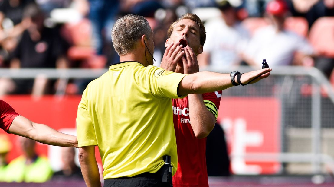 FC Utrecht-captain Willem Janssen snapt niets van een beslissing van Richard Liesveld