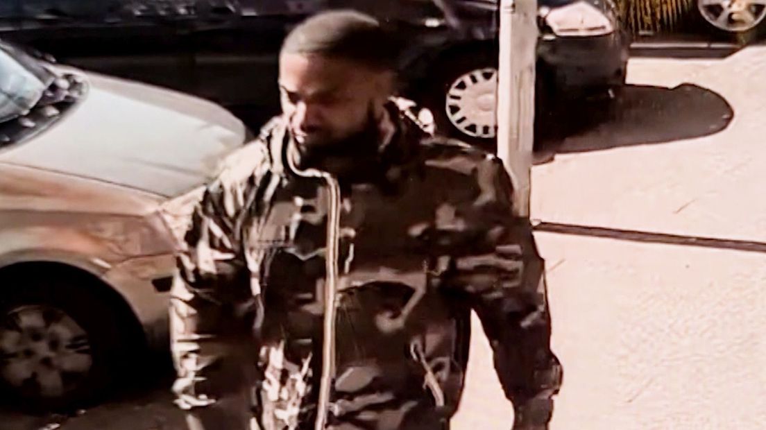 De man draagt een jas met camouflageprint