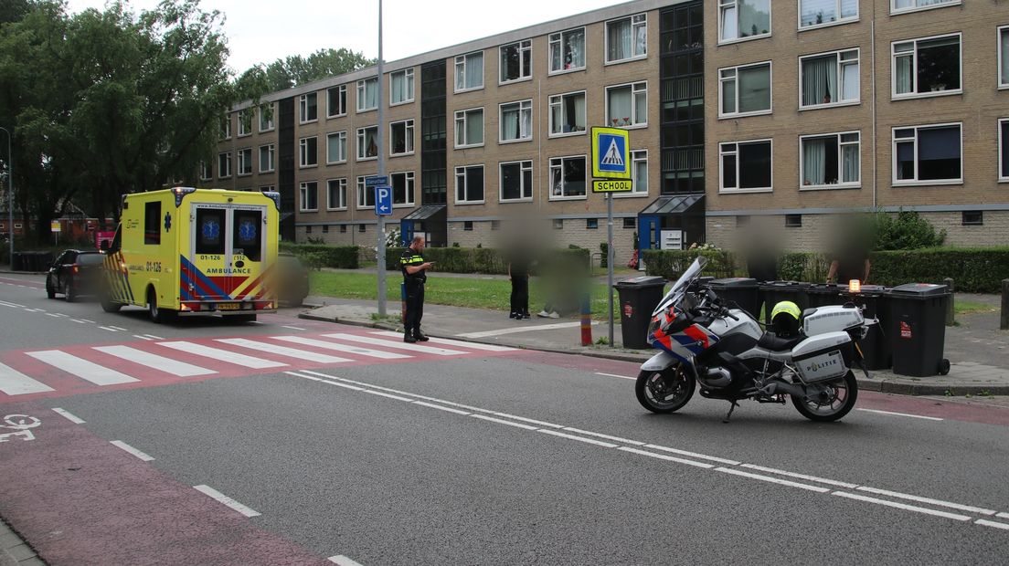 Hulpdiensten zijn aanwezig na de aanrijding in stadswijk Vinkhuizen