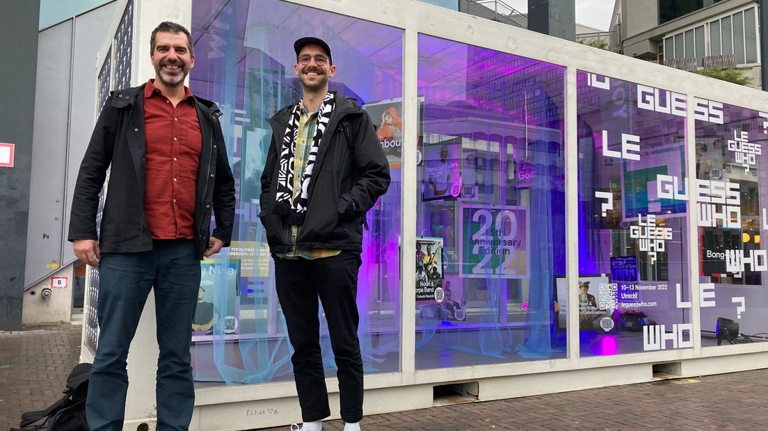 Afzwaaiend directeur Johan Gijsen (l) geeft het stokje door aan nieuwe generatie Cees Martens