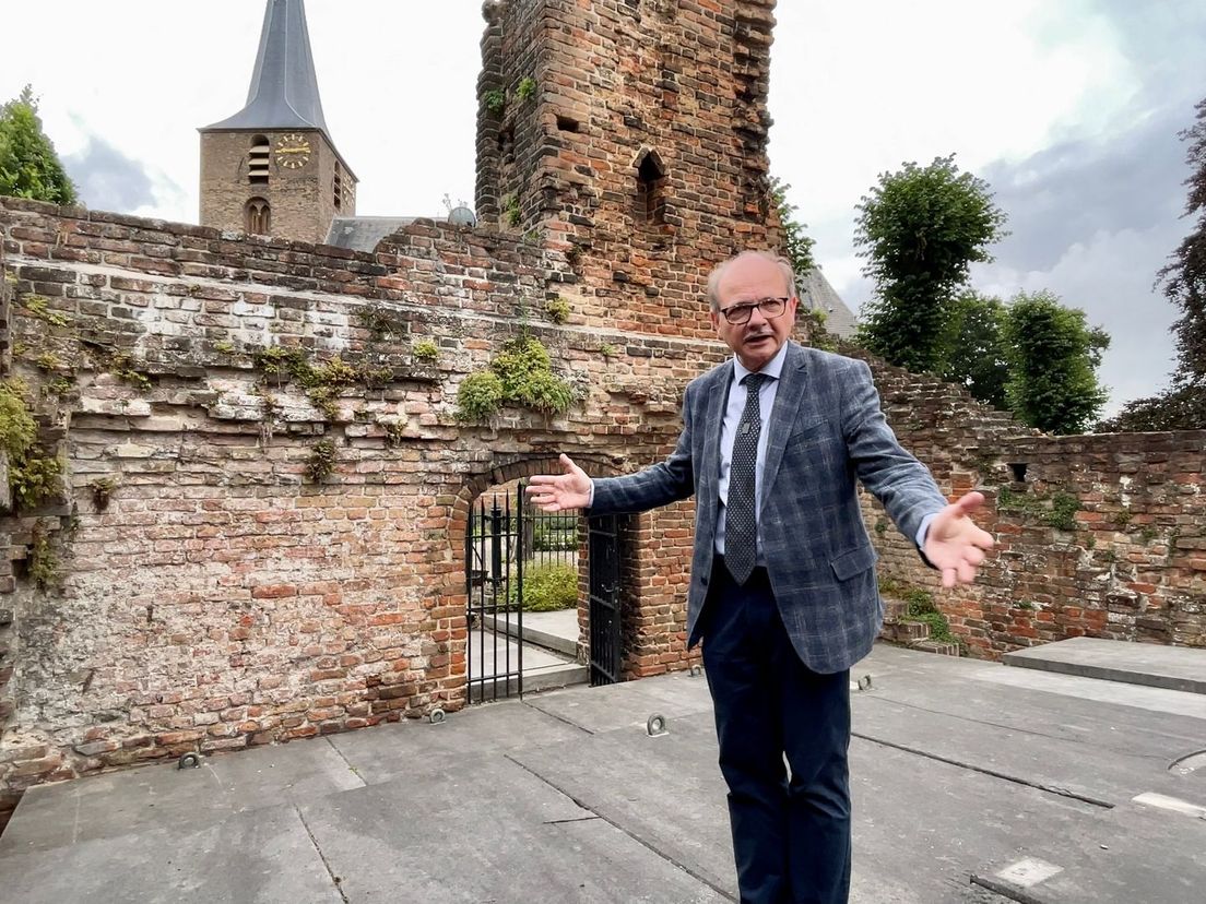 Koster Frans van Vliet geeft een rondleiding door de ruïne van Huis Ten Berghe