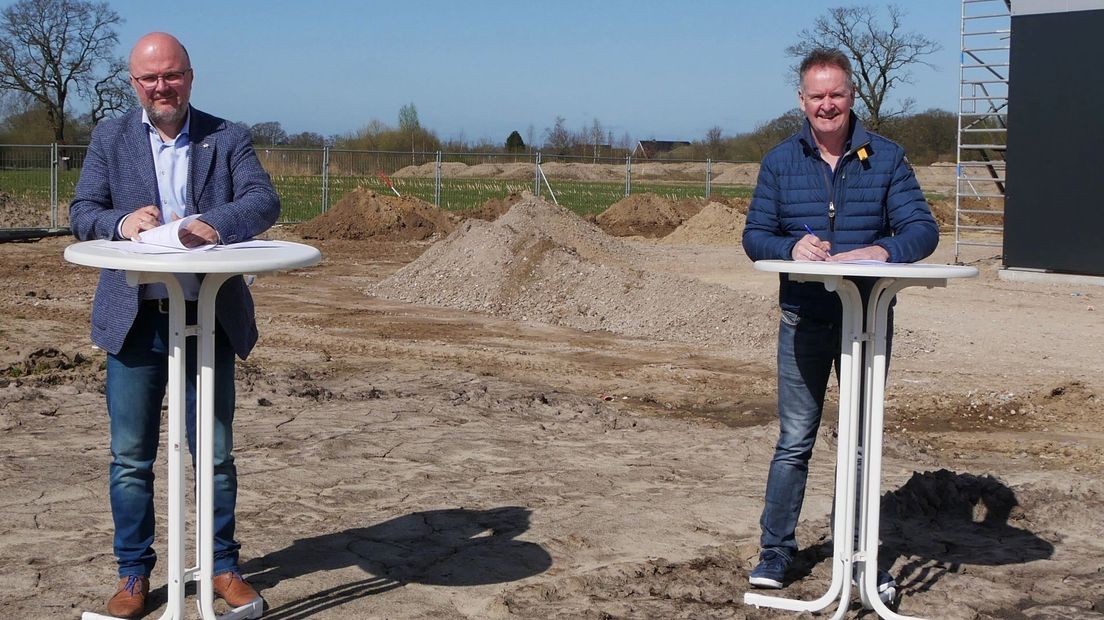Wethouder Jeroen Huizing en directeur Gert Jan de Wilde van Jarola zetten hun handtekening onder de overeenkomst