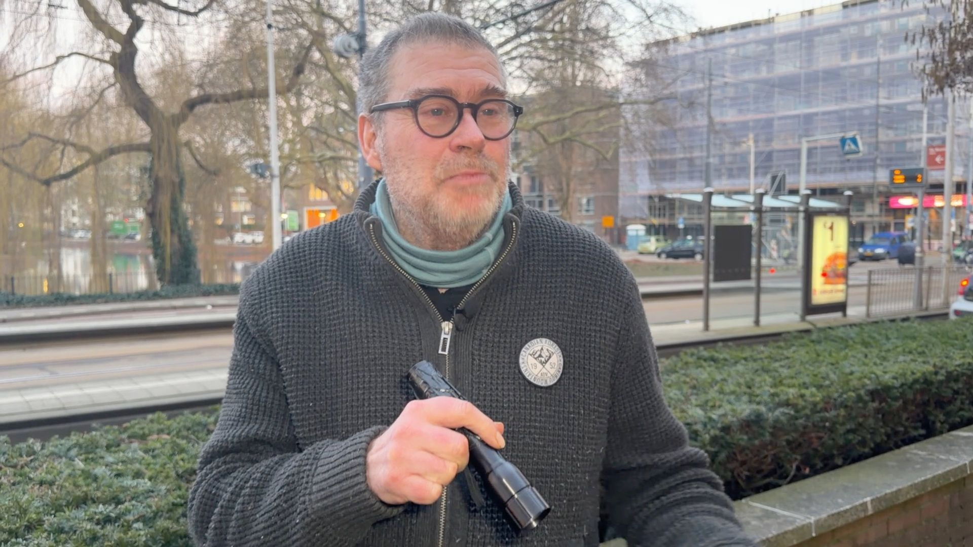 Gewapend met de zaklamp die hij nodig had om zijn vloer te inspecteren staat John op straat.