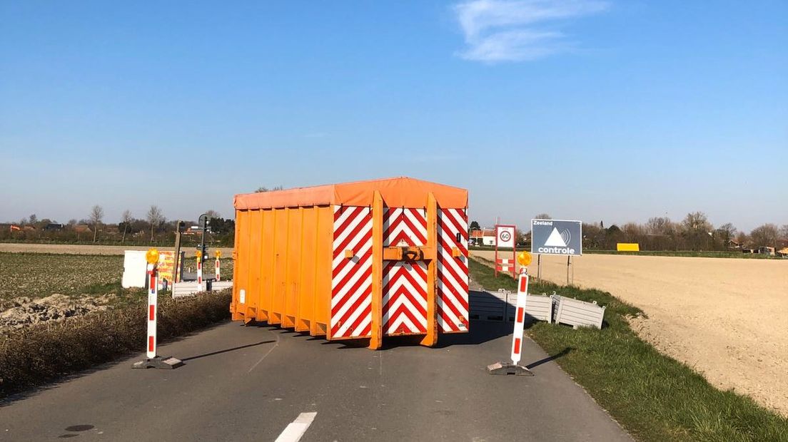 De gemeente Knokke-Heist plaatste oranje containers op de grens, zoals hier bij Retranchement.