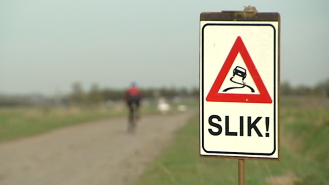 Bord tegen modder op de weg