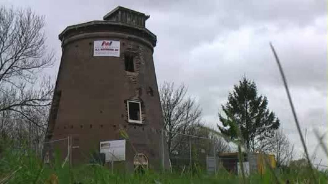 Molen Maasbommel wordt opgetild