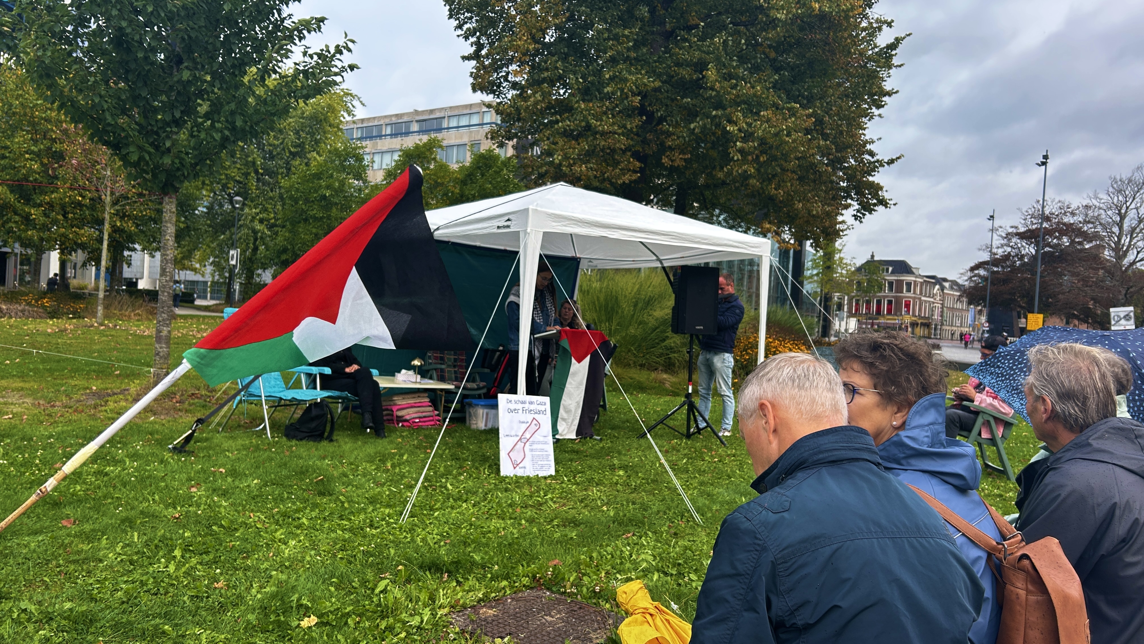 Minsken mei flaggen by de aksje foar Gaza