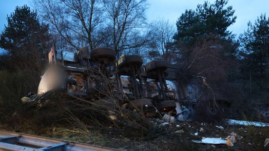 Auto over de kop • tankwagen gecrasht