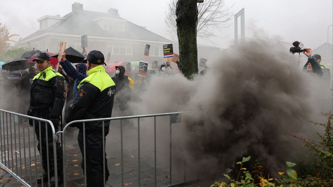 Demonstranten van Kick Out Zwarte Piet werden bekogeld met vuurwerk