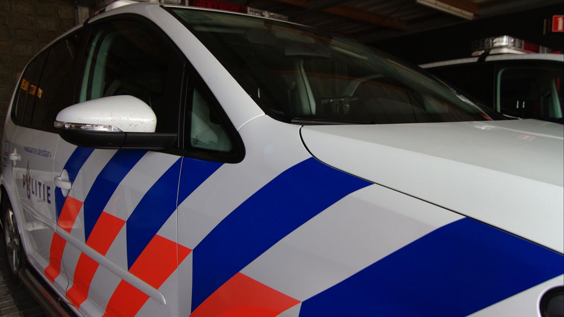 Auto botst tegen bank