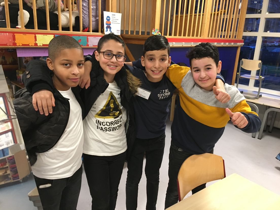 Patrick, Badr, Tamir en Amin zijn helemaal blij met hun nieuwe school.