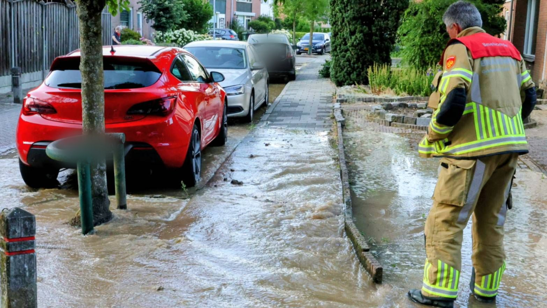 Eerst brandt een scooter, daarna loopt de straat onder