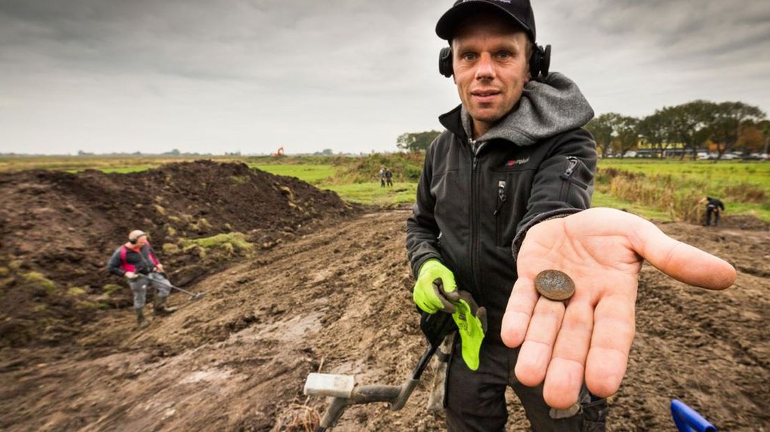 'Goudzoekers' met metaaldetectors in actie tijdens een georganiseerde zoekdag.