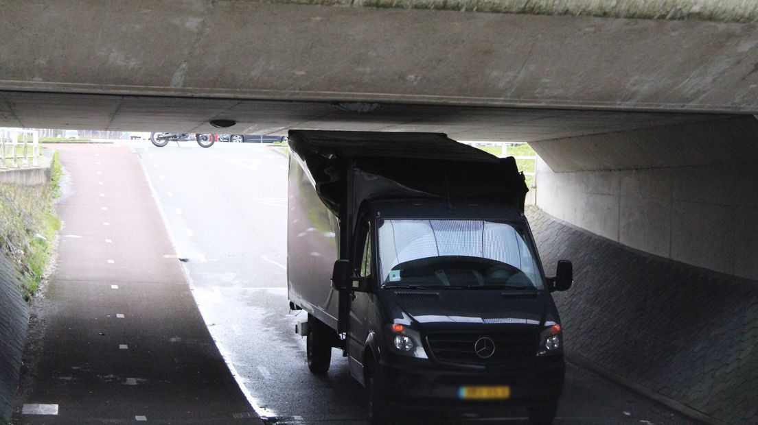 De bestelbus kwam vast te zitten in een tunnel tussen de Ribeweg en de Olgerweg