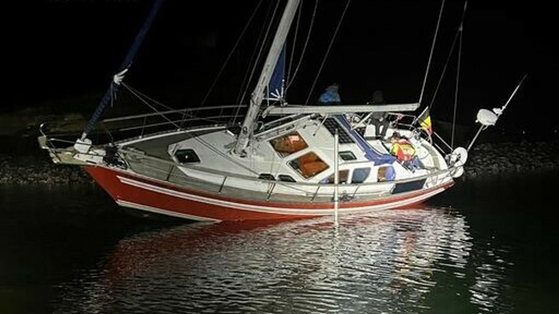 Zeiljacht loopt vast in de Oosterschelde, redders laten na redding hond nog even uit