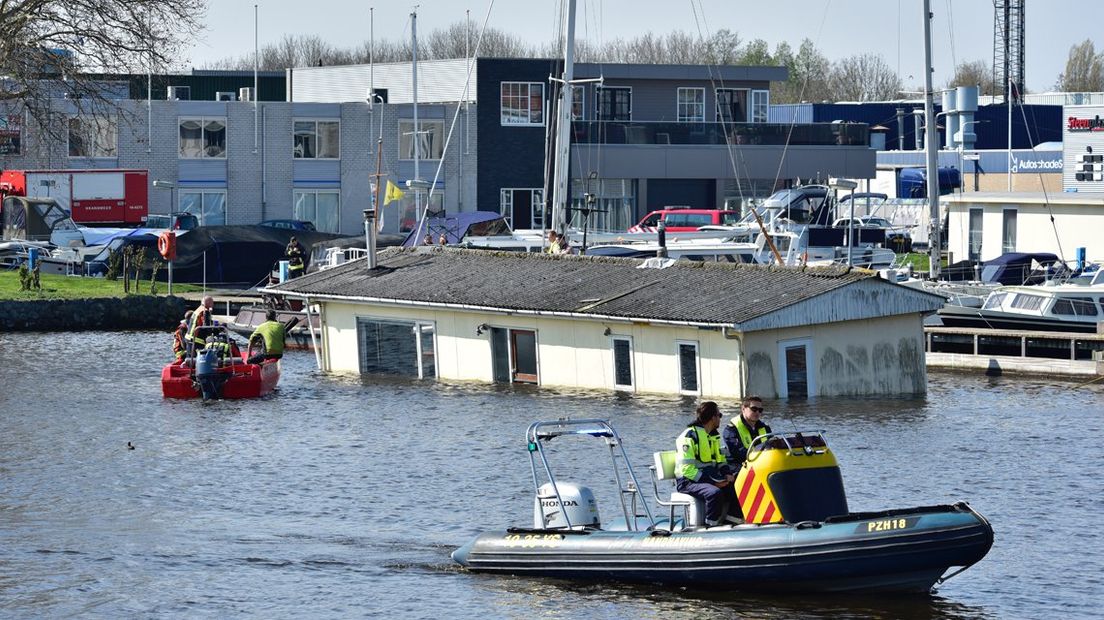 Woonboot gezonken in Leiden