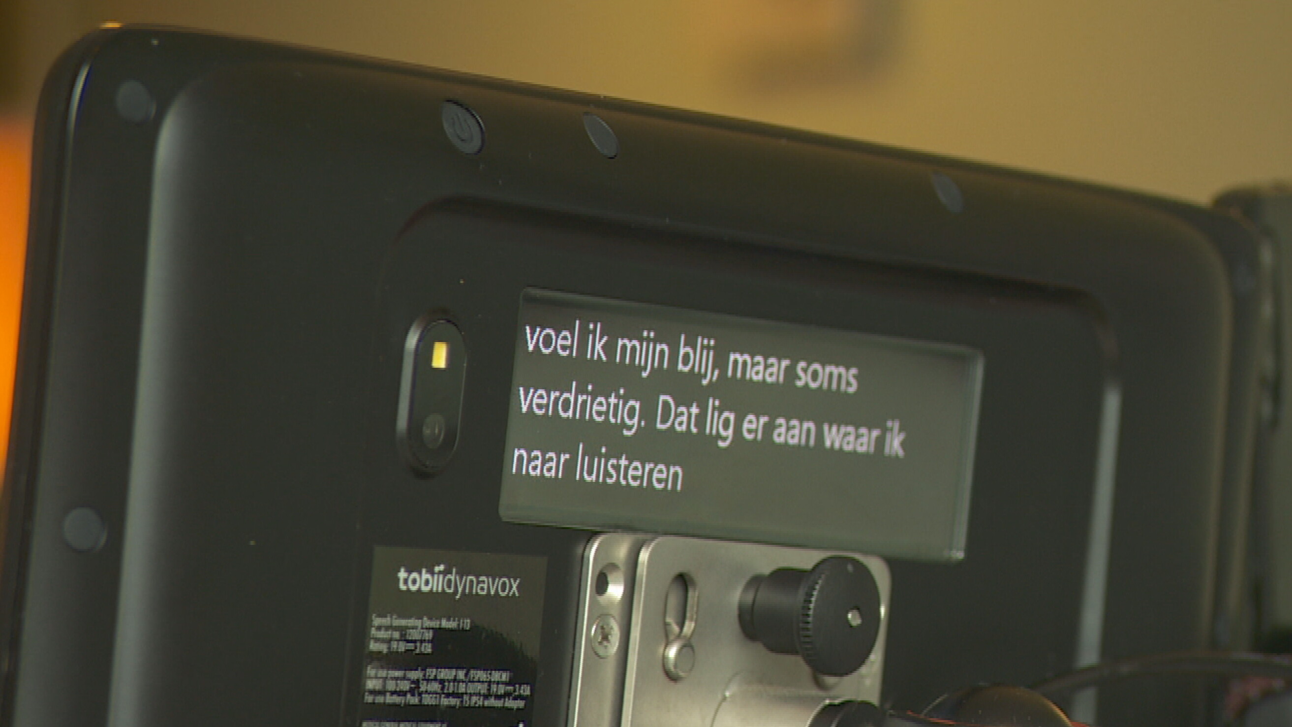 Tobii typt de wurden foar Margot op en sprekt se út