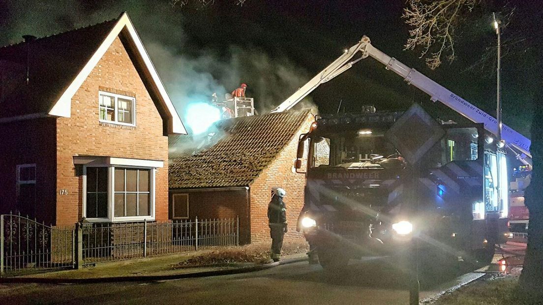 De schoorsteenbrand breidde snel uit (Rechten: Persbureau Meter)