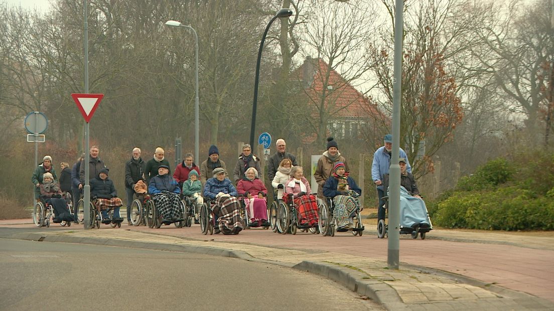 Zowel de bewoners als de vrijwilligers kijken uit naar dit wekelijkse uitstapje