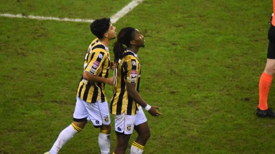 Vitesse wint op de valreep van RKC en verlaat laatste plaats