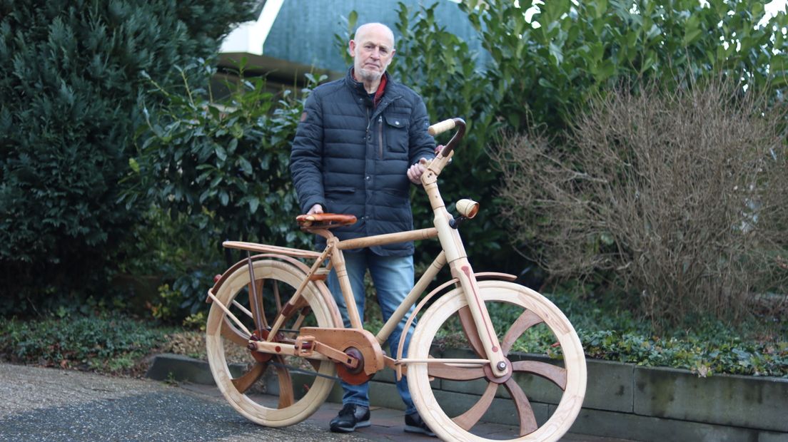 Jos met zijn houten fiets (Rechten: Dylan de Lange/RTV Drenthe)