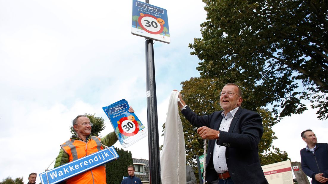 wethouder Theo Reijn (rechts) onthult verkeersbord