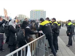 De demonstranten zijn weer binnen het demonstratievak gezet.