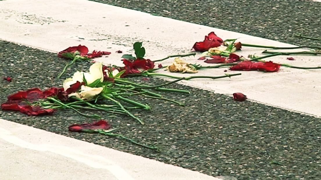 Bloemen op de plek waar Jan van Eijken is omgekomen.