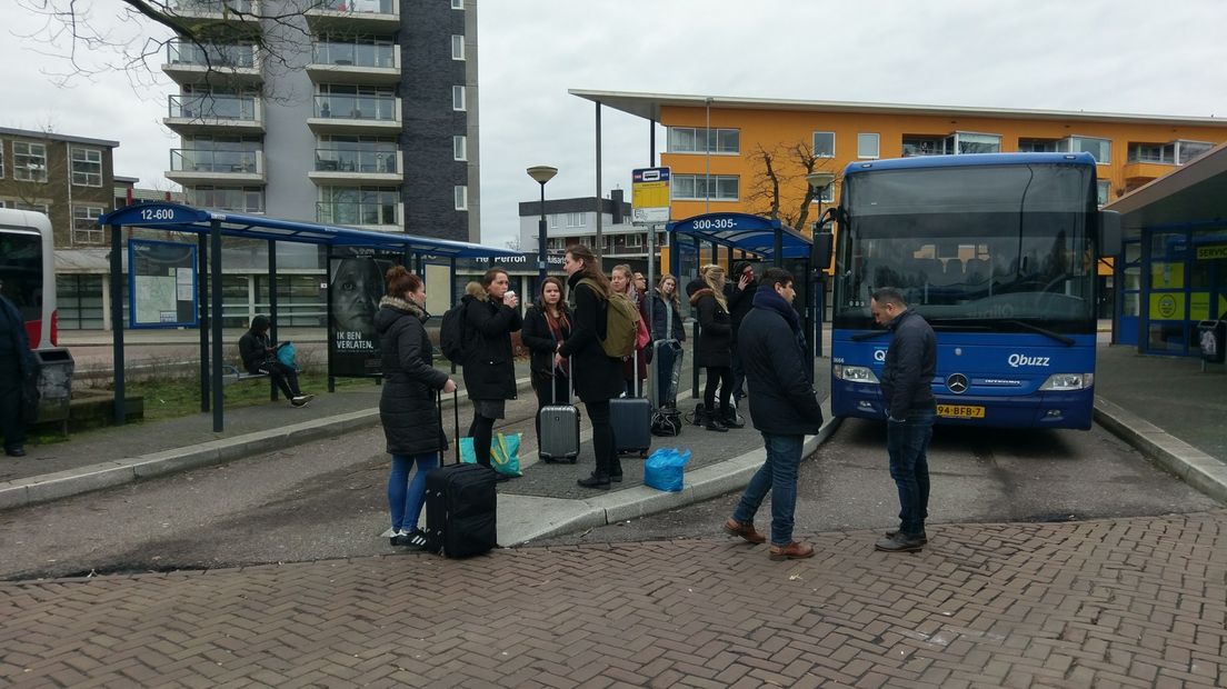 Reizigers kunnen niets anders doen dan wachten (Rechten: RTV Drenthe/Martin Laning)
