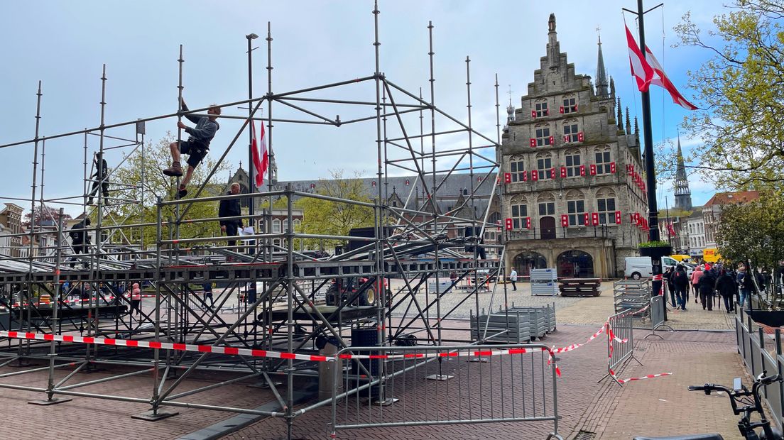 De opbouw van het podium op de Markt in Gouda is in volle gang