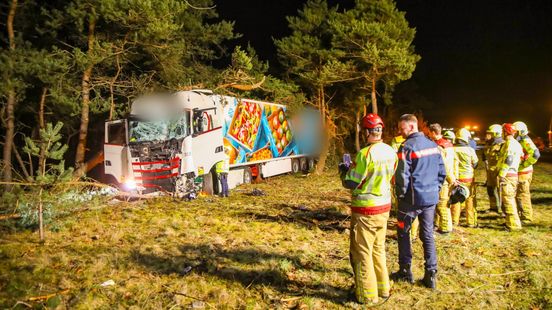 Vrachtwagen raakt van de weg en botst op meerdere bomen