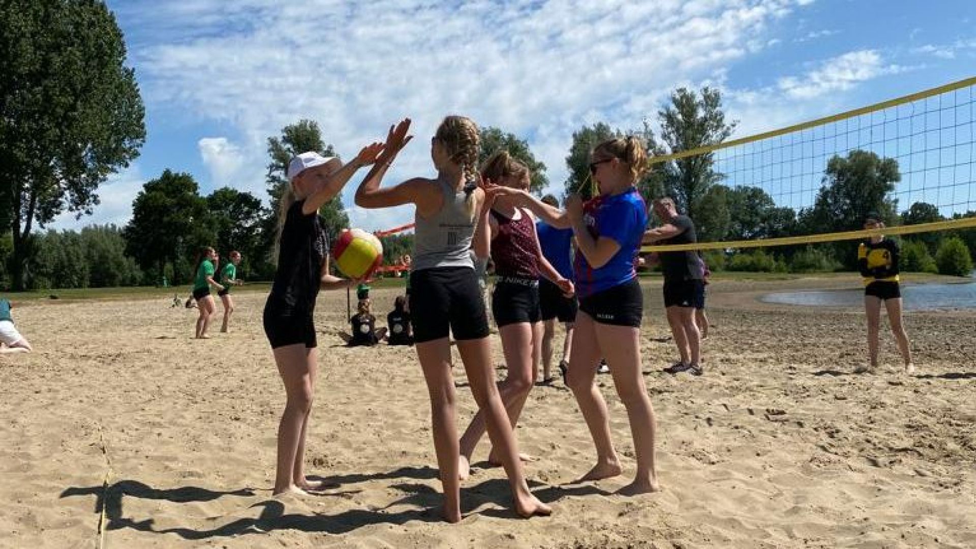 Brevolk Beach 2026: sportieve zomerdag aan de Slingeplas.