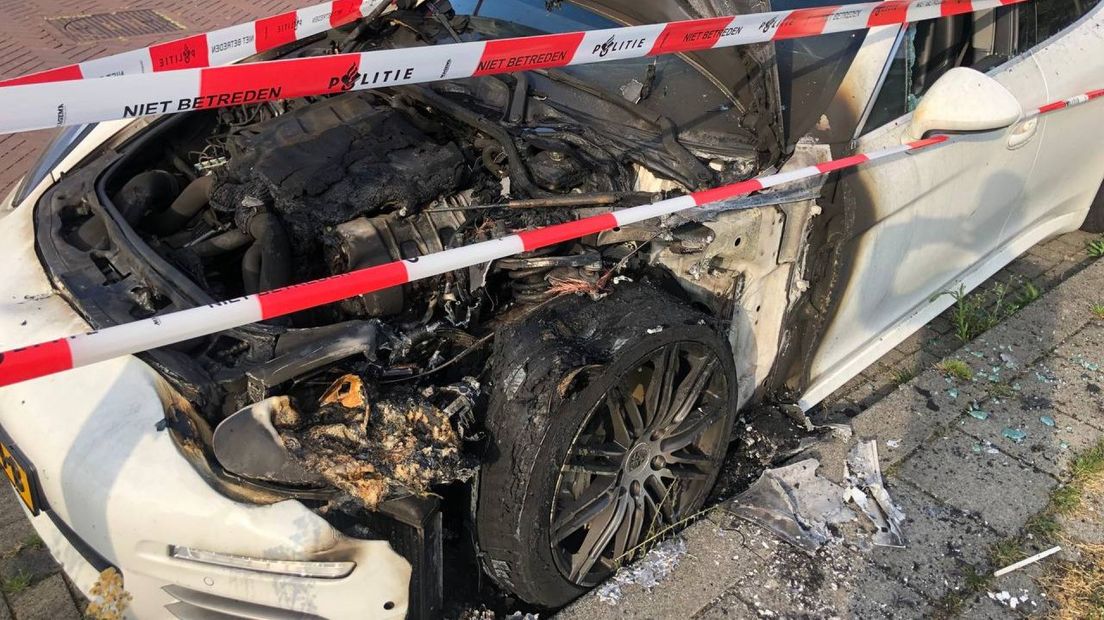 De politie heeft linten gespannen rond de auto.
