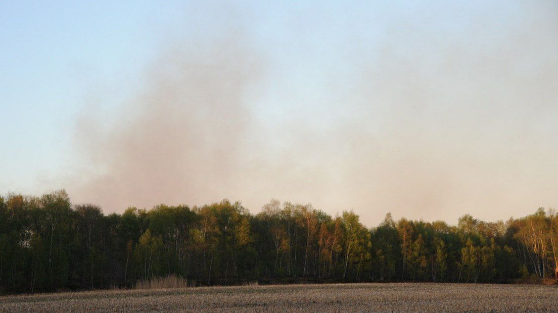 De rook van de natuurbrand is in de wijde omtrek te zien.