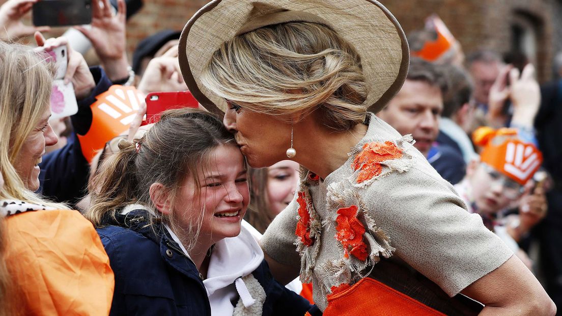 Máxima troost Sarah tijdens Koningsdag in Amersfoort.